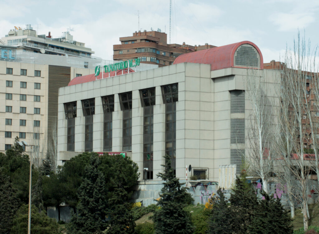 Fachada del Tanatorio Municipal M-30 en Madrid