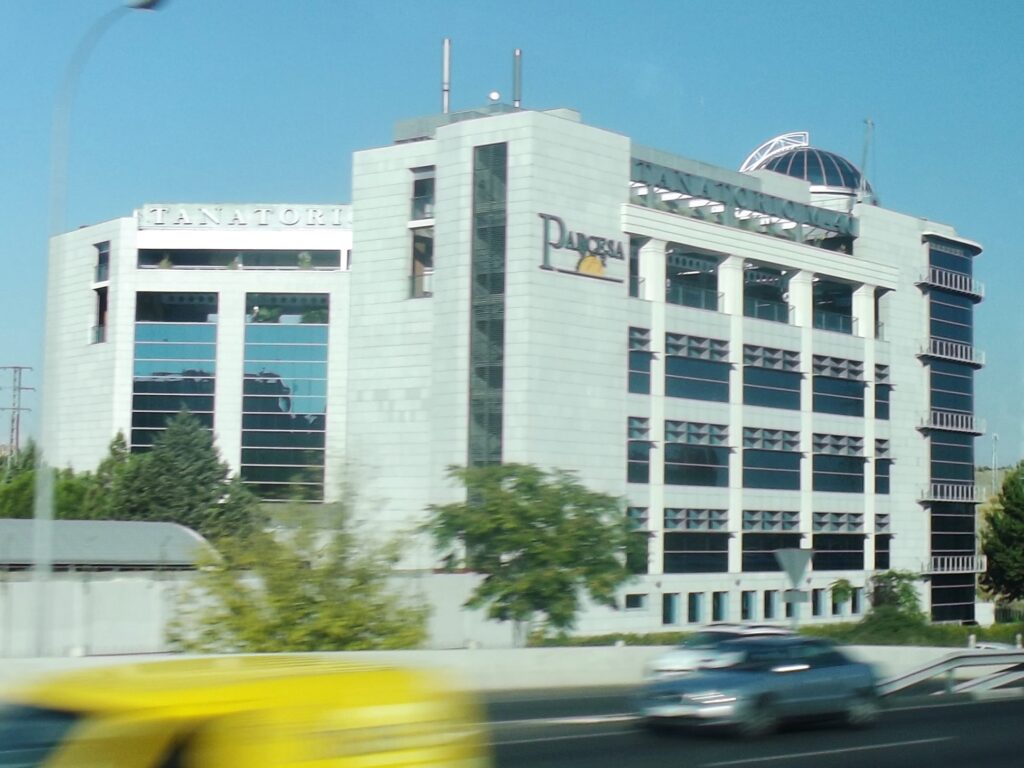 Exterior del Tanatorio M-40 en Villaverde