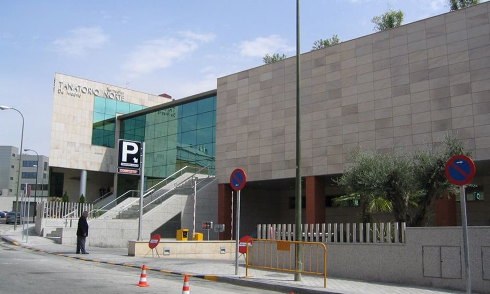 Exterior del Tanatorio Norte de Madrid en Fuencarral